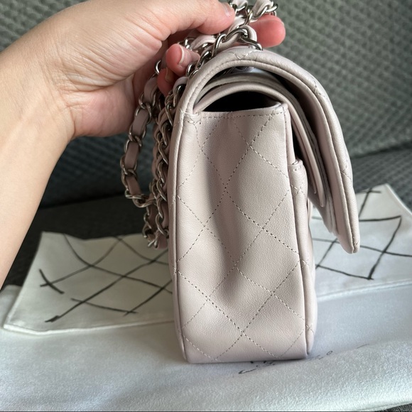 Chanel Spring 2021 Light Purple medium lambskin classic flap bag - Picture 5 of 16